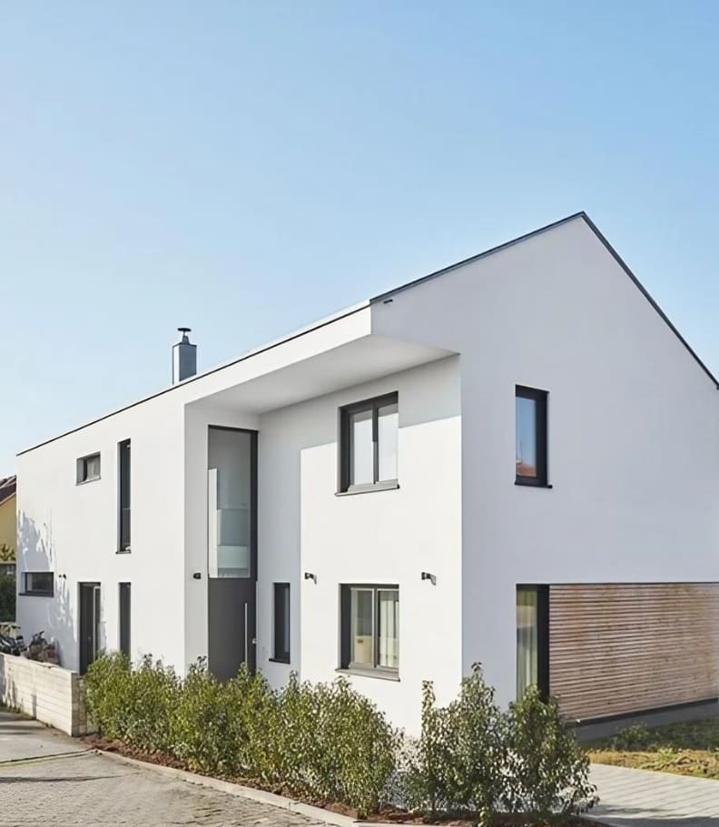 Weißes Haus vor blauem Himmel