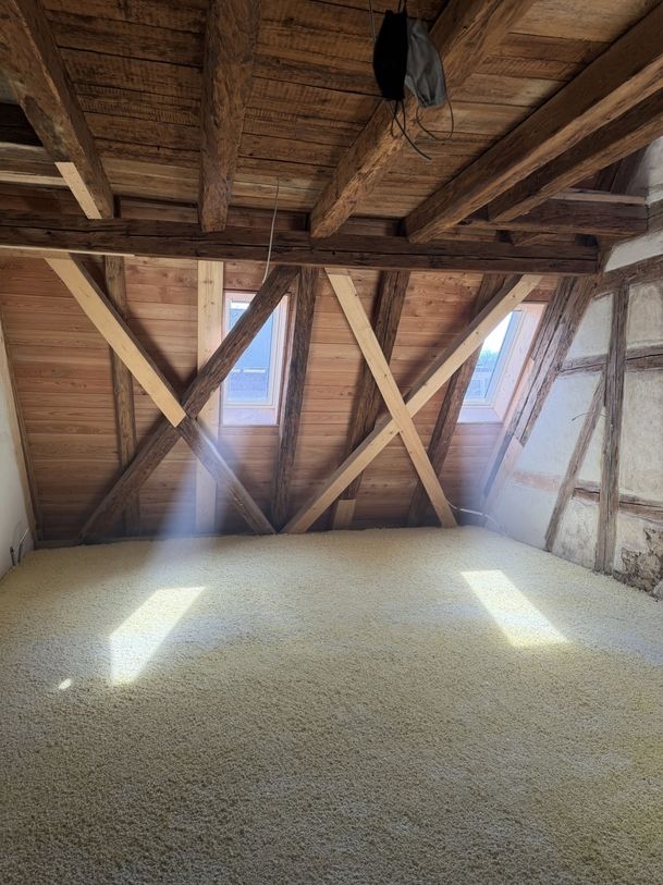 Dachboden mit historischem Holzfachwerk und neuer Zellulose-Einblasdämmung - Sanierung Neckarweihingen