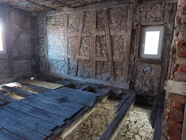 Freigelegtes Fachwerk und Bruchsteinmauerwerk im entkernten Zustand - Sanierung Birklenhof, Jahnke Architekten