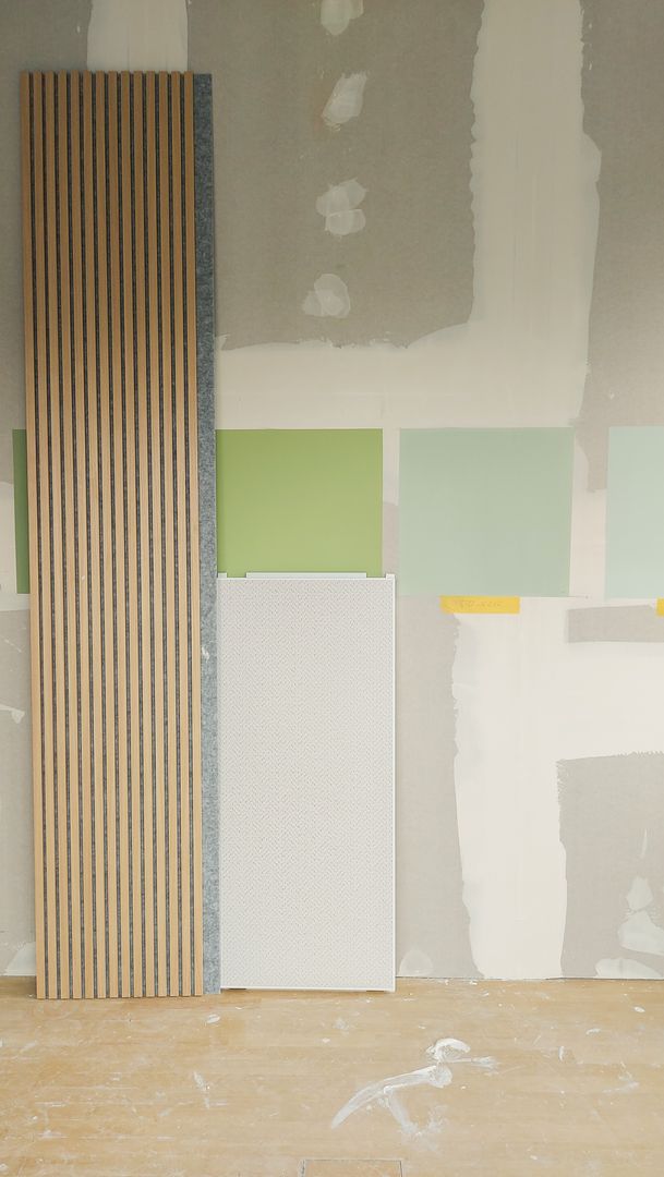 Ansicht einer Trockenbauwand mit Rigipsplatten und Akustikpaneelen